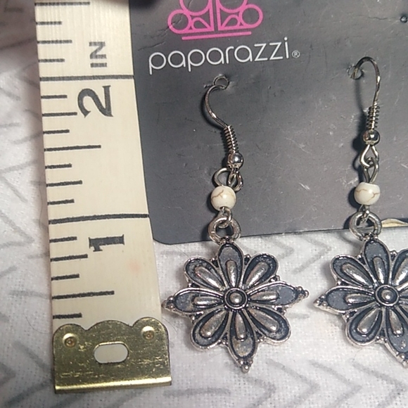 Set of 2 Paparazzi Earrings - Picture 9 of 9